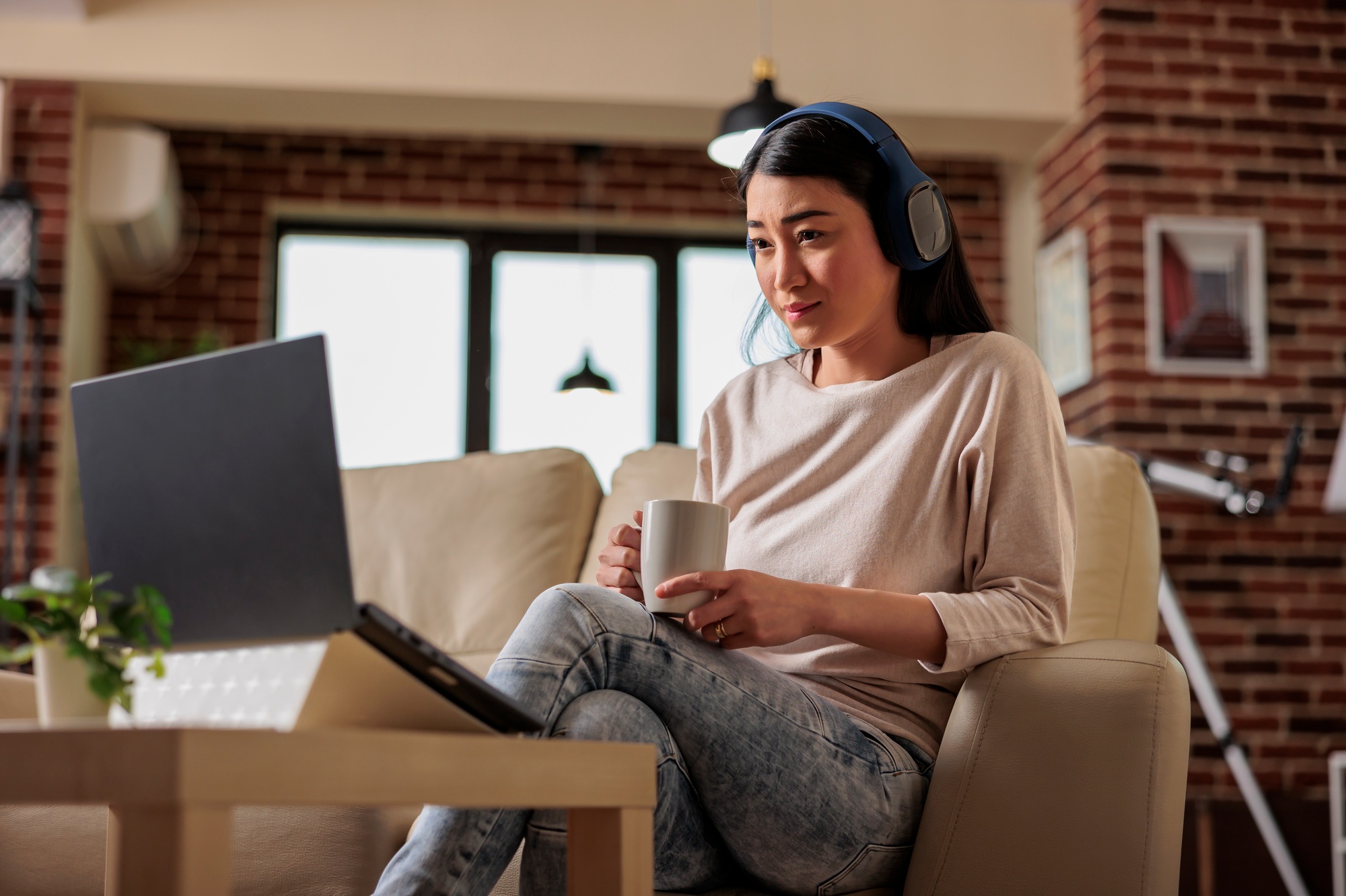 Watching online movie streaming subscription platform