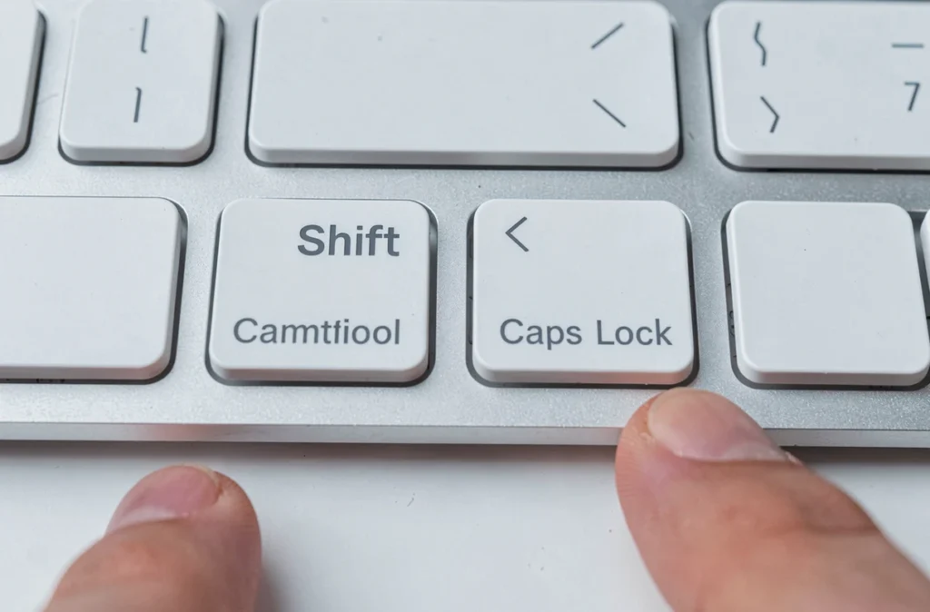 Gros plan sur les touches Shift et Majuscule d'un clavier Apple Magic Keyboard en détail macro